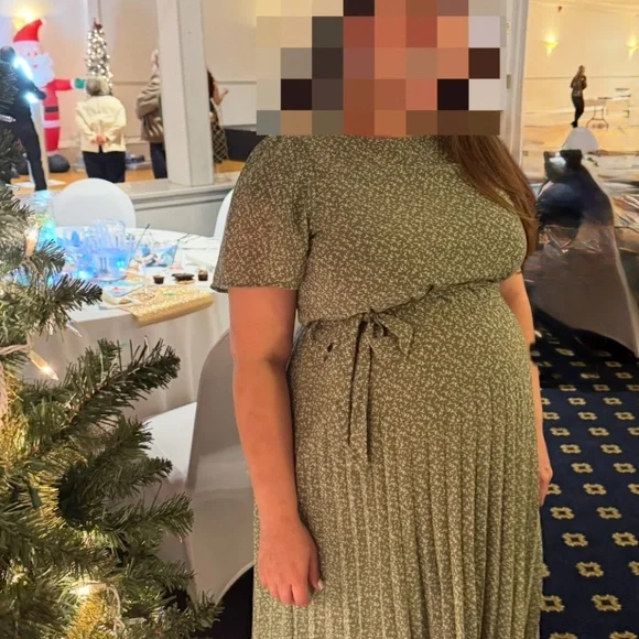 Light Olive Leaf Print Pleated Maternity Midi Dress - Picture 3 of 6